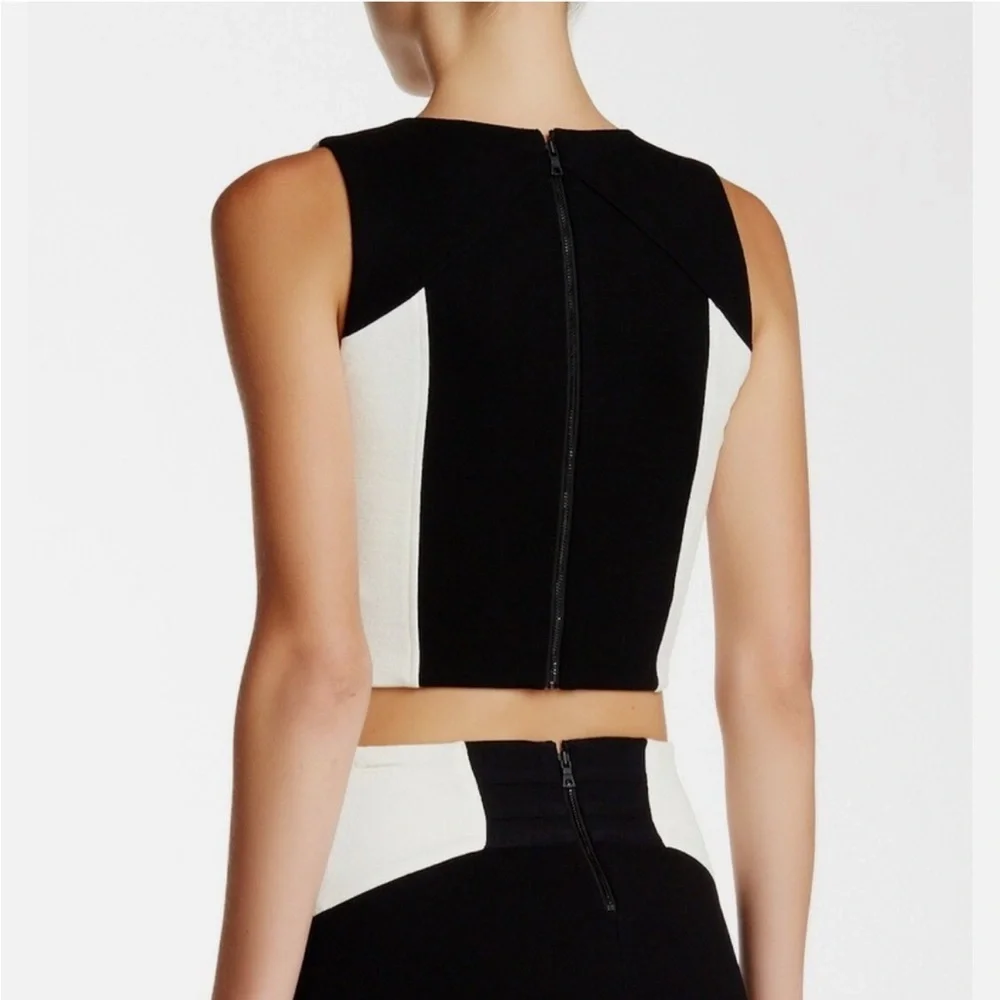 Alice and Olivia Employed Black White Fitted Cropped Top Crewneck Sz 0 NEW